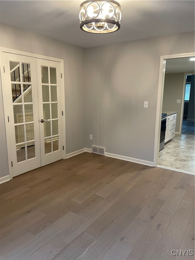 Photo - 497 Summerhaven Dr N