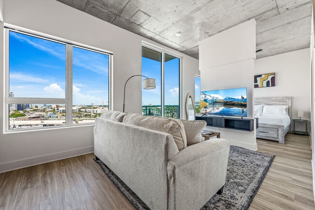 Building Photo - 617 N 12th St Unit ID1313906P