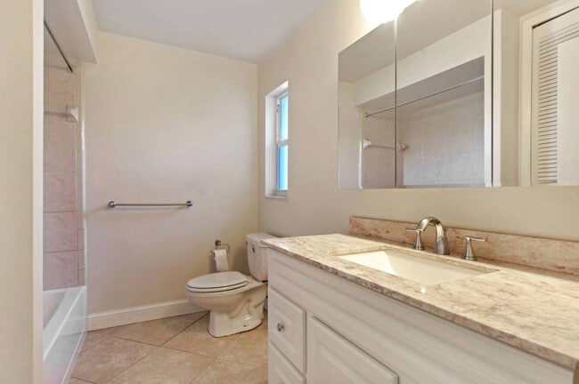 5652 Eichen Cir