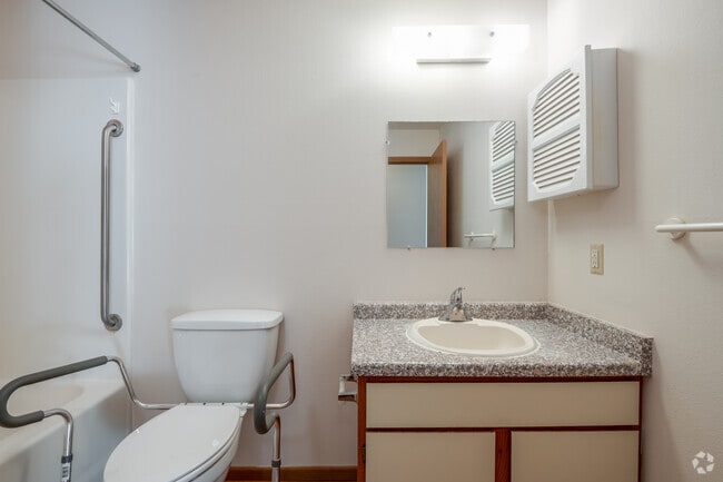 1 BR, 1 BA - 600SF