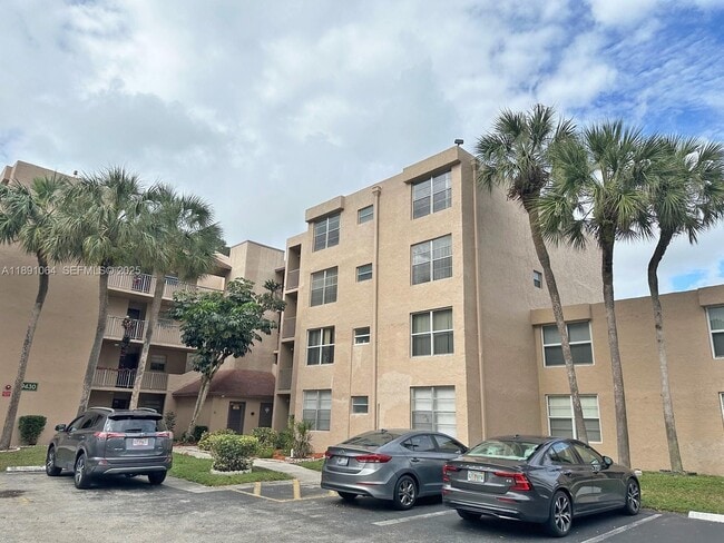 Building Photo - 9430 Live Oak Pl Unit 404