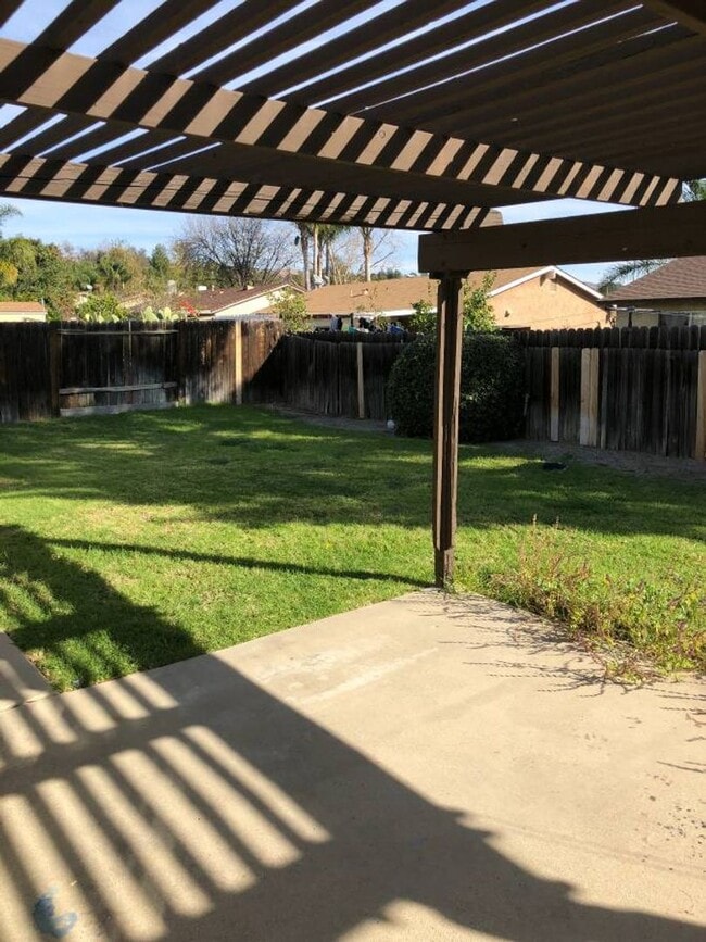 Building Photo - Moorpark 3 Bedroom 2 Full Bathroom close to Moorpark College