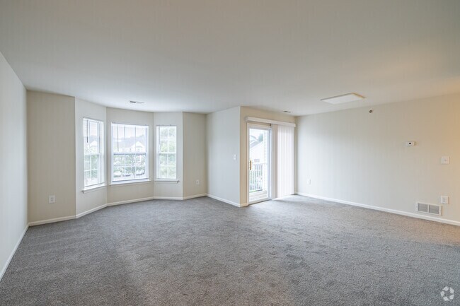 2 habitaciones, 2 baños - 1055 pies cuadrados - Sala de estar - C - Fox Hill Run