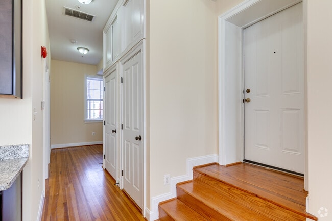 2BR, 1BA - 831SF