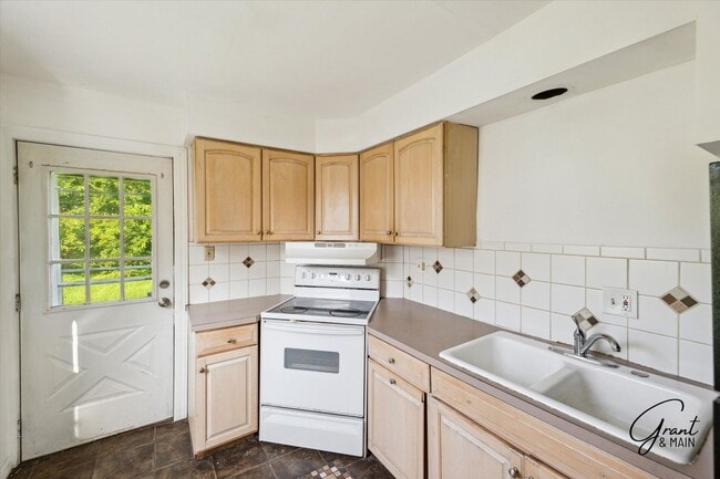 Photo - $1,200/month - 2 Bed 1 Bath in Roseville