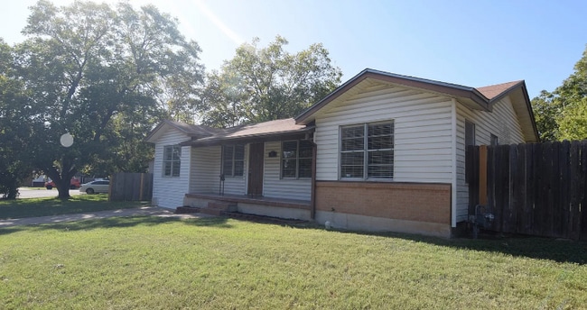 Photo - 311 Crockett Dr