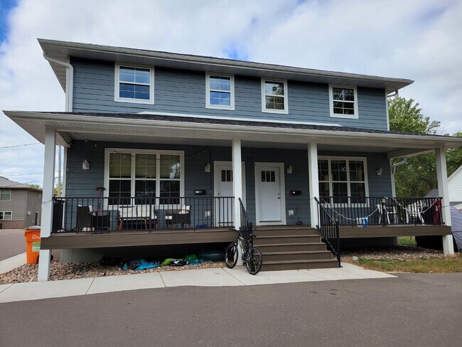 5 Bed 3 Bath close to UWEC, bike trails, Carson Park, and The Sonnentag!