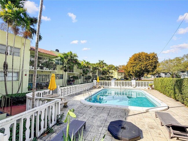 Building Photo - 520 NE 38th St Unit 9