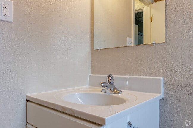 1BR, 1BA - 650SF