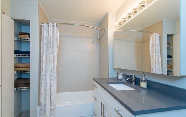 Photo - 575 N State St Unidad 1003