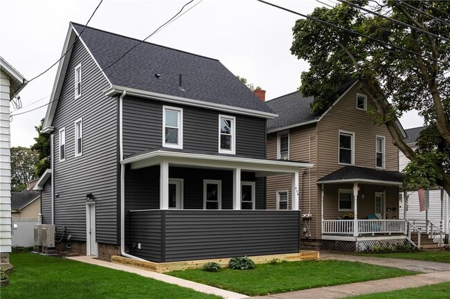 Building Photo - 210 E Elm St Rental
