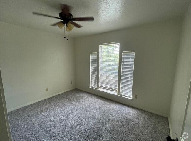 Building Photo - 1405 Summit St Rental