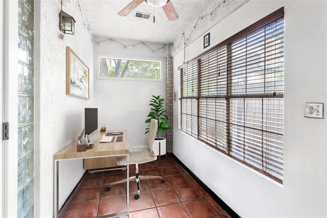 Photo - 1307 Kinney Ave Unidad 102