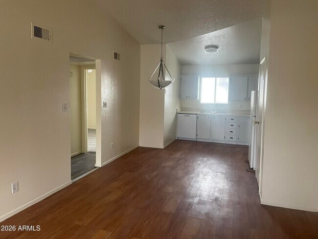 Photo - 465 W Ivyglen St