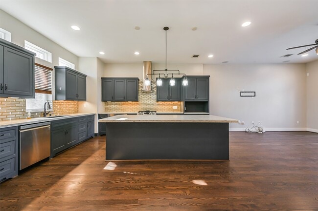 Photo - 2422 Hadley St