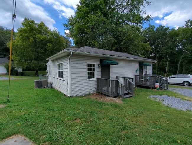 Building Photo - 900 Carline Rd Unit Apt B