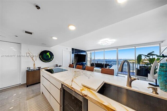 Photo - 7601 E Treasure Dr Unidad 7601 E Treasure Dr  1216