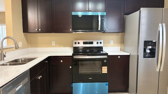 Building Photo - 1103 Golden Lakes Blvd Unit 1011