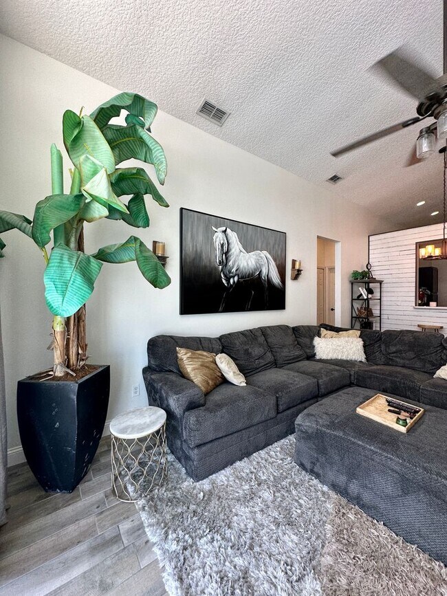 Modern threebedroom, twobathroom pool ho... House House Rental in