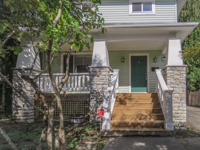 Building Photo - *** 4 Bedroom Sellwood Home ***