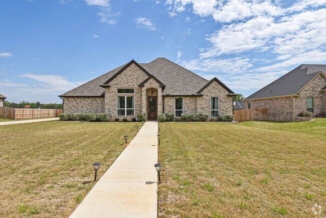 Building Photo - Stunning 4 Bed 2 Bath! Rental