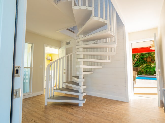 Vestíbulo con una gran escalera que conduce a la planta principal. - 3250 E De Bazan Ave