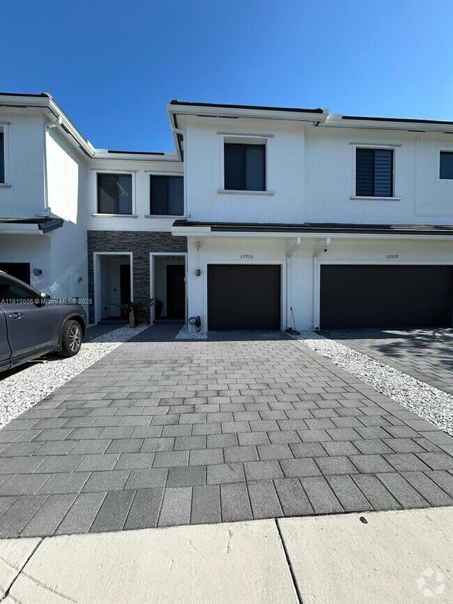 Building Photo - 10933 SW 235th Ln Rental