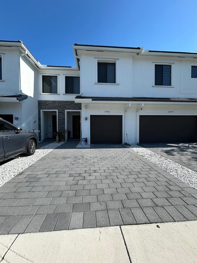 Photo - 10933 SW 235th Ln Townhome
