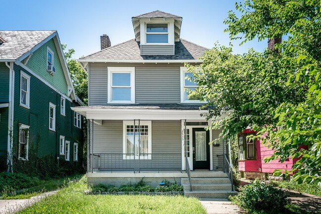 Exterior - Frente - 2435 Summit St