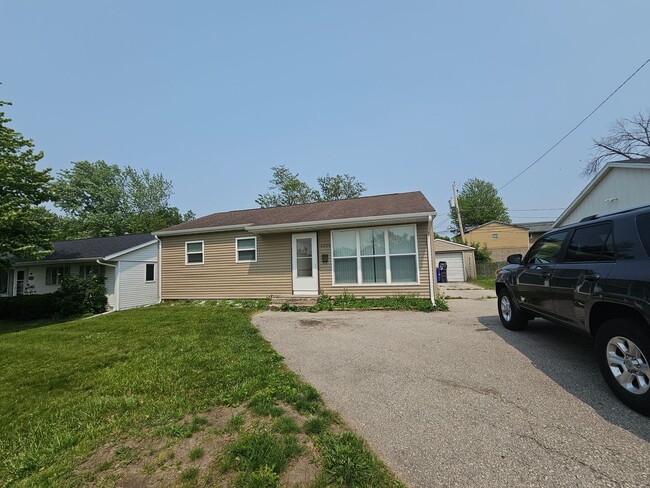 NE 2 bedroom 1 bath with fenced yard, near... - NE 2 bedroom 1 bath with fenced yard, near... House
