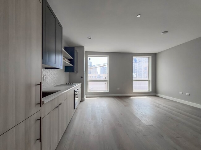 1215 N Clark St