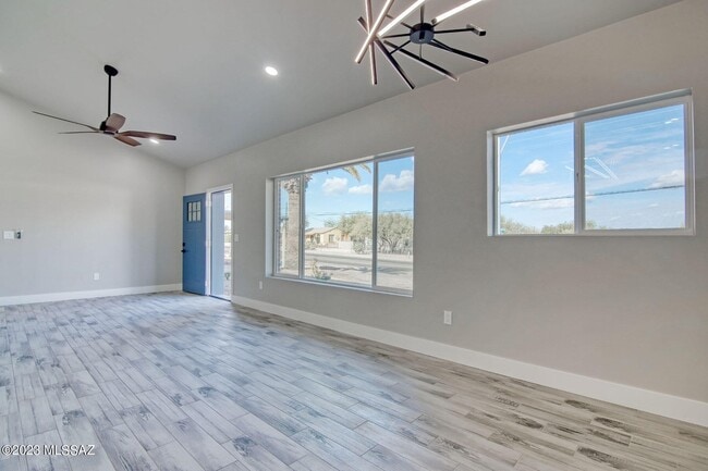 Photo - 892 E Glenn St