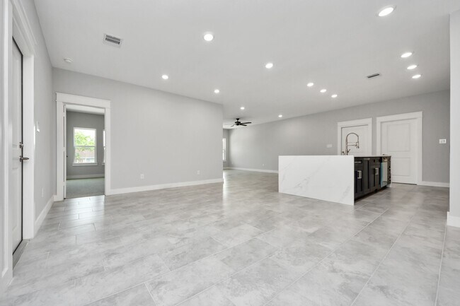 Photo - 1307 Laskey St