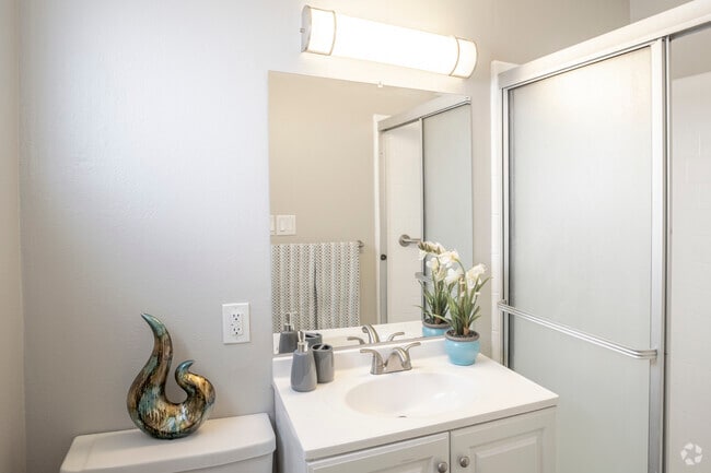 2 BR, 2 BA- 950 SF