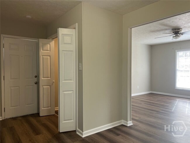 Building Photo - 1695 E Broad St