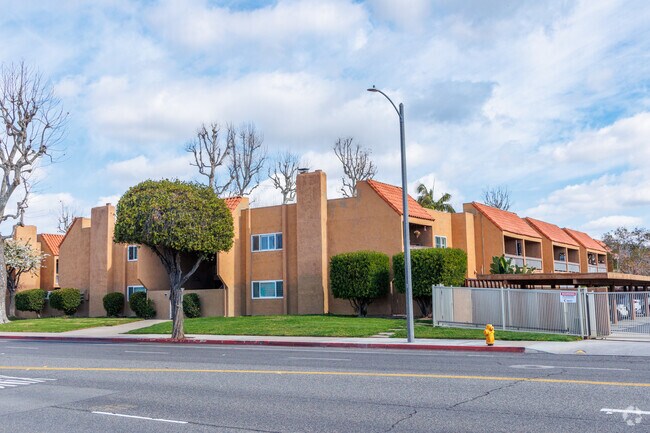 6600 Warner Ave - Villa Warner Condominiums