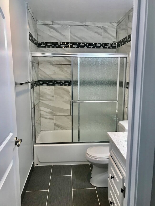 Photo - Colonial Way Apartments