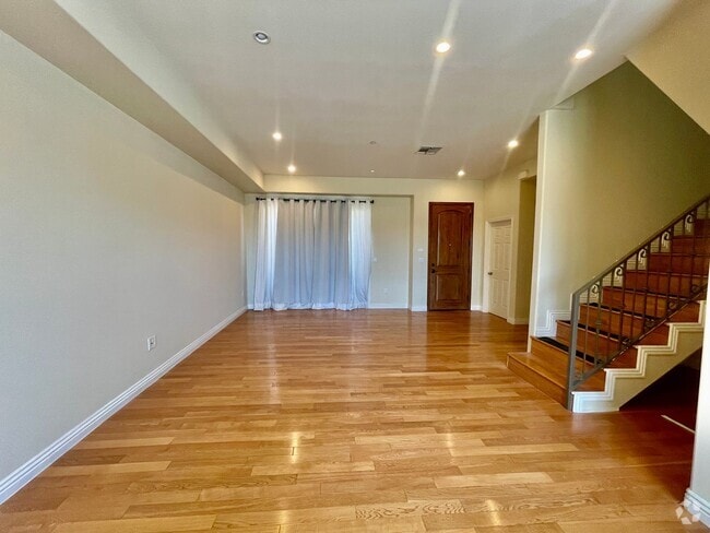 Building Photo - Spacious 3-Bedroom, 2.5-Bathroom Townhouse... Unit 2