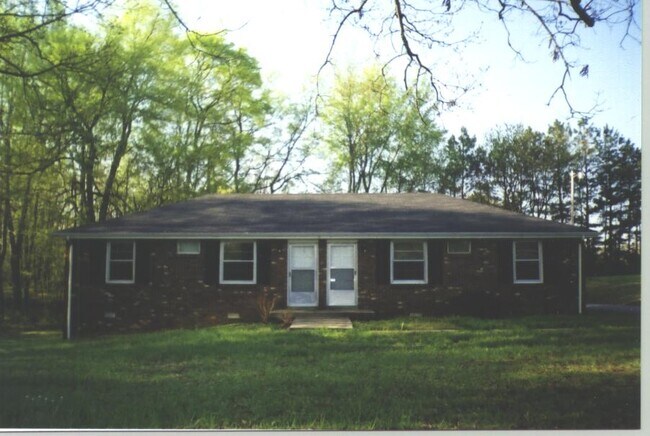 Building Photo - 4560 Lake Rd Unit 4560 Lake Road - Woodlawn