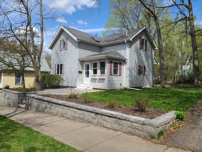 Building Photo - 217 River St