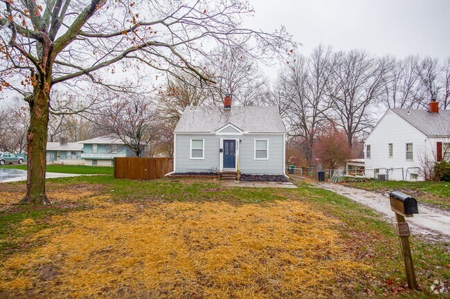 Building Photo - This Single Family Home In Grandview Is Re...