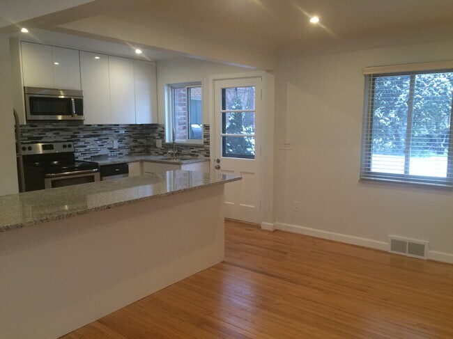 Photo - 911 North Adams Rd.