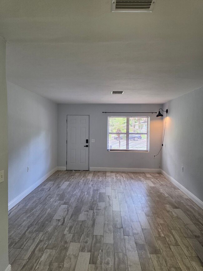 Photo - 2205 S Park Ave Unidad 1/2