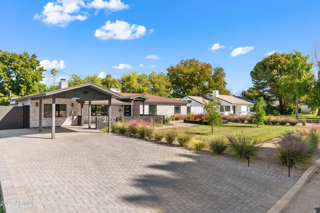 Photo - 2502 E Whitton Ave