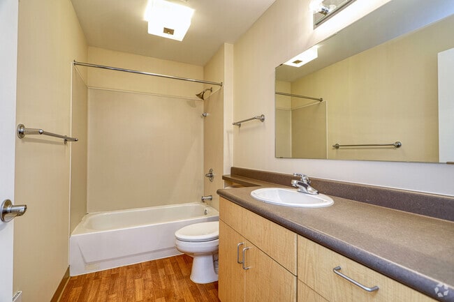1BR, 1BA + Alcove - 840SF
