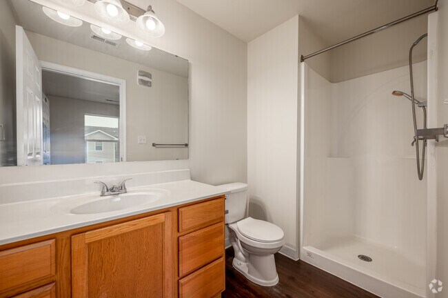 2BR, 2BA - 715SF - Primary Bathroom