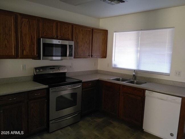 Photo - 1418 E 12th St