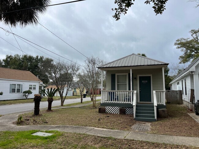 Photo - Furnished Downtown Mid Term Rental near East Hill