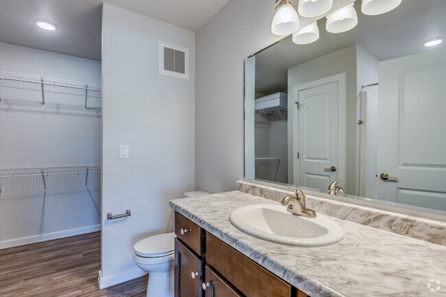 2 BR, 2 BR - 950SF