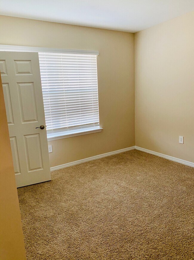 Photo - 3076 Royal Gardens Ave